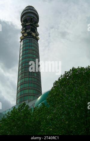 London, England - 5. Juni 2005: Der BT-Kommunikationsturm im Stadtteil Fitzrovia im Zentrum Londons. Stockfoto