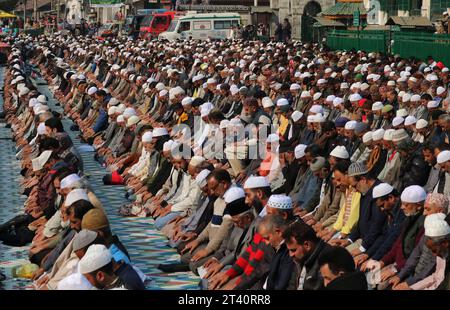 Srinagar Kaschmir, Indien. Oktober 2023. Kaschmiri-Muslime geben Gebete am Schrein von Scheich Abdul Qadir Jeelani (R.A.) in Srinagar. Gläubige drängten sich zum Schrein, in dem sich das Relikt befindet, als Teil eines 11-tägigen Festivals, um den Todestag des Sufi-Mystikers Sheikh Syed Abdul Qadir Jeelani (R.A) zu feiern. Am 27. Oktober 2023 in Srinagar Kaschmir, Indien. (Kreditbild: © Firdous Nazir/OKULARIS via ZUMA Press Wire) NUR REDAKTIONELLE VERWENDUNG! Nicht für kommerzielle ZWECKE! Stockfoto