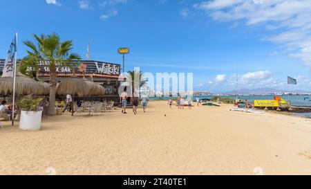 Corralejo, Fuerteventura, Spanien - 15. September 2023: Die Gäste entspannen sich in der Strandbar im Stadtzentrum von Corralejo, einem beliebten Touristenort auf den Kanarischen Inseln Stockfoto