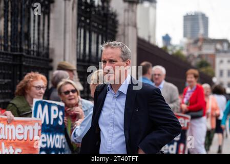 Damian Hinds Parlamentsabgeordneter kam nach der Sommerpause wieder in das Parlament, wo die Regierung über den No Deal Brexit und den Prorogue debattierte. Pro-Brexit-Demonstranten Stockfoto