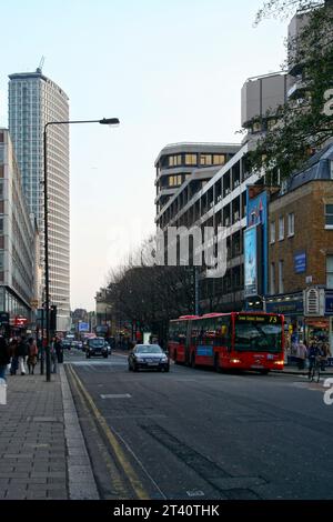London, England - 28. Dezember 2006: Tottenham Court Rd by day mit 'Centre Point' im Hintergrund. Stockfoto