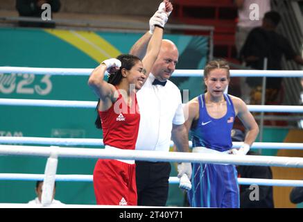 Santiago, Chile, USA. Oktober 2023. SANTIAGO (CHL), 27/2023 -BY FINAL/BOXING/WOMEN/50KG/GOLD -WOMEN's Boxing final unter 50 kg für die Goldmedaille 155 zwischen brasilianischer Barbosa de Almeida Caroline und Amerikanerin Lozano Jennifer im Olympischen Trainingszentrum während der Panamerikanischen Spiele 2023 in Santiago, Chile. Der Brasilianer gewann und nimmt Gold. (Kreditbild: © Niyi Fote/TheNEWS2 via ZUMA Press Wire) NUR REDAKTIONELLE VERWENDUNG! Nicht für kommerzielle ZWECKE! Stockfoto