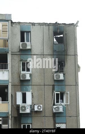 (231027) -- TEL AVIV, 27. Oktober 2023 (Xinhua) -- Foto vom 27. Oktober 2023 zeigt ein Gebäude, das bei einem Raketenangriff aus Gaza beschädigt wurde, in Tel Aviv, Israel. Die israelischen Verteidigungskräfte (IDF) dehnen die Bodenoperationen in Gaza am Freitagabend aus, um die in den letzten Tagen durchgeführte Offensive fortzusetzen, sagte IDF-Sprecher Daniel Hagari. Unterdessen schossen bewaffnete palästinensische Fraktionen Raketen auf israelische Städte als Vergeltungsmaßnahme, so israelische Medienberichte. (Gideon Markowicz/JINI via Xinhua) Stockfoto