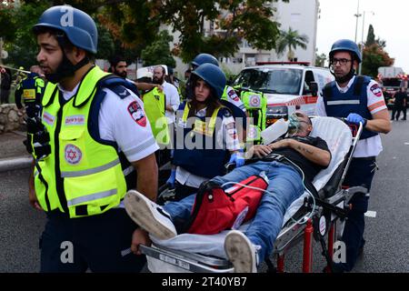 (231027) -- TEL AVIV, 27. Oktober 2023 (Xinhua) -- Ein Mann, der bei einem Raketenangriff aus Gaza verletzt wurde, wird am 27. Oktober 2023 in ein Krankenhaus in Tel Aviv, Israel, gebracht. Die israelischen Verteidigungskräfte (IDF) dehnen die Bodenoperationen in Gaza am Freitagabend aus, um die in den letzten Tagen durchgeführte Offensive fortzusetzen, sagte IDF-Sprecher Daniel Hagari. Unterdessen schossen bewaffnete palästinensische Fraktionen Raketen auf israelische Städte als Vergeltungsmaßnahme, so israelische Medienberichte. (Tomer Neuberg/JINI über Xinhua) Stockfoto