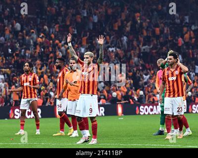 ISTANBUL: Galatasaray-Spieler feiern den Sieg mit Mauro Icardi von Galatasaray beim türkischen Super-Lig-Spiel zwischen Galatasaray AS und Besiktas AS im Rams Global Stadium am 21. Oktober 2023 in Istanbul. ANP | Hollandse Hoogte | GERRIT VAN COLOGNE Stockfoto