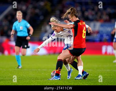 Die Engländerin Rachel Daly und die Belgierin Tine de Caigny kämpfen um den Ball während des Gruppenspiels der UEFA Women's Nations League im King Power Stadium in Leicester. Bilddatum: Freitag, 27. Oktober 2023. Stockfoto