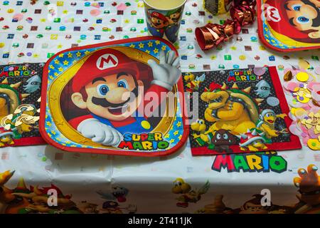 Wunderschöner Blick auf den Tisch mit Mario-Dekor, vorbereitet für die Kinderparty. Stockfoto