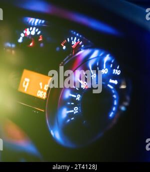 Moderne Armaturenbrettbeleuchtung bei Nacht Stockfoto