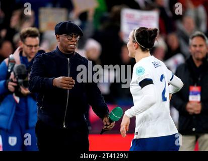 ITV Sport-Experte Ian Wright spricht mit Lucy Bronze am Ende des Gruppenspiels der UEFA Women's Nations League im King Power Stadium in Leicester. Bilddatum: Freitag, 27. Oktober 2023. Stockfoto