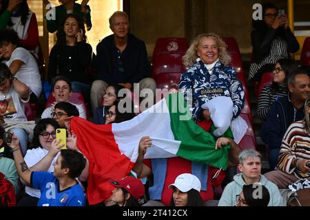 Salerno, Italien. Oktober 2023. Anhänger Italiens beim Spiel der UEFA Women's Nations League zwischen Italien und Spanien im Stadio Arechi Salerno Italien am 27. Oktober 2023. Quelle: Nicola Ianuale/Alamy Live News Stockfoto