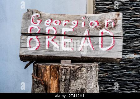 Ein hölzernes Schild auf dem Land mit der Aufschrift "georgisches Brot" Stockfoto