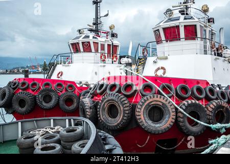 Zwei Schlepper im Hafen Batumi, Georgia Stockfoto