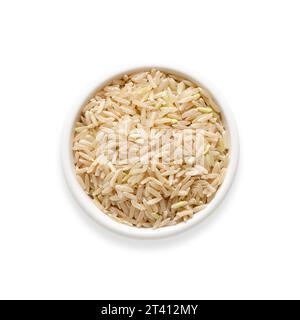 Ganzer Reis in einer weißen Schüssel auf weißem Hintergrund. Quadratisches Format. Draufsicht. Stockfoto