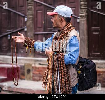 Kathmandu, Nepal - 6. Oktober 2017: Auf der Straße des nepalesischen Marktes verkauft man Rudraksha mala Gebetskerlen Stockfoto