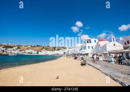 Mykonos, Griechenland - 30. Mai 2018: Wunderschöne Küste an sonnigen Tagen Stockfoto