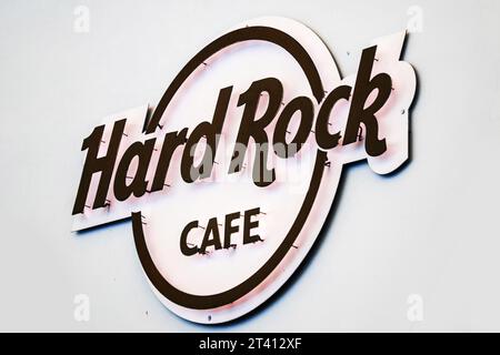 Krakau, Polen - 18. September 2018: Schwarzes Hard Rock Café Logo in Krakau auf hellem Hintergrund Stockfoto