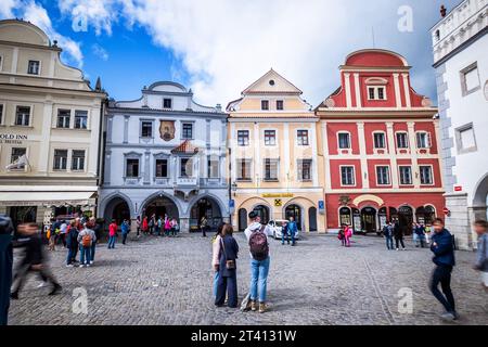 Krumlov, Tschechische Republik - 21. September 2018: Geräumiger Cesky Krumlov Stadtplatz mit wunderschöner Architektur von bunten alten Gebäuden Stockfoto