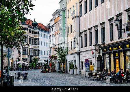 Linz, Österreich - 22. September 2018: Menschen gehen auf der Stadtstraße Stockfoto