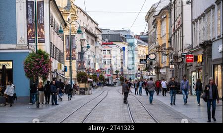 Linz, Österreich - 22. September 2018: Menschen gehen auf der Stadtstraße Stockfoto