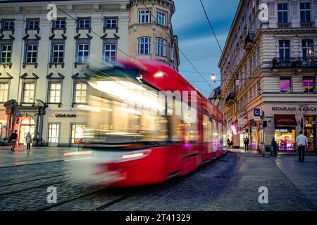 Linz, Österreich - 22. September 2018: Straßenbahnfahrt auf der Stadtstraße Stockfoto