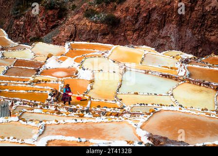 Cusco, Peru - 12. oktober 2018: Frau in Salinas de Maras bei Cusco, Salzgewinnung in Peru Stockfoto