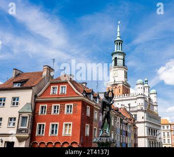 Apollo-Brunnen auf einem alten Marktplatz (Stary Rynek) mit kleinen bunten Häusern und dem alten Rathaus in Posen, Polen Stockfoto