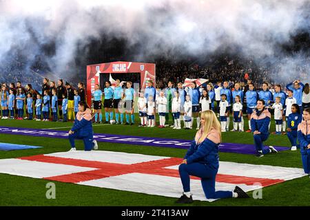 Am Freitag, den 27. Oktober 2023, stehen die Teams für die Nationalhymnen während des Gruppenspiels der UEFA Nations League zwischen England Frauen und Belgien im King Power Stadium in Leicester an. (Foto: Jon Hobley | MI News) Credit: MI News & Sport /Alamy Live News Stockfoto