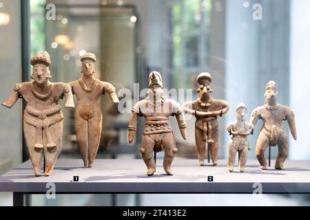 Auswahl an männlichen und weiblichen Figuren im Tuxcacuesco-Ortices-Stil, Western Mexico, um 300-200 v. Chr., American Collection, Royal Museums of Art and History, Stockfoto