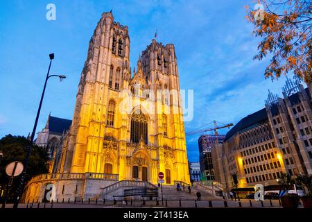 Außenansicht der gotischen Kathedrale St. Gudula bei Nacht, Brüssel, Belgien Stockfoto