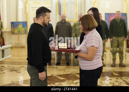 Kiew, Ukraine. Oktober 2023. Der ukrainische Präsident Wolodymyr Zelenskyj, links, präsentiert die Familie eines Militärhelden, den Goldenen Sternenorden, während einer Zeremonie im Mariinski-Palast am 27. Oktober 2023 in Kiew, Ukraine. Kredit: Ukrainischer Ratsvorsitz/Pressestelle Des Ukrainischen Präsidenten/Alamy Live News Stockfoto