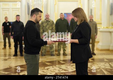 Kiew, Ukraine. Oktober 2023. Der ukrainische Präsident Wolodymyr Zelenskyj, links, präsentiert die Familie eines Militärhelden, den Goldenen Sternenorden, während einer Zeremonie im Mariinski-Palast am 27. Oktober 2023 in Kiew, Ukraine. Kredit: Ukrainischer Ratsvorsitz/Pressestelle Des Ukrainischen Präsidenten/Alamy Live News Stockfoto