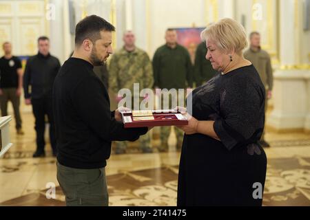 Kiew, Ukraine. Oktober 2023. Der ukrainische Präsident Wolodymyr Zelenskyj, links, präsentiert die Familie eines Militärhelden, den Goldenen Sternenorden, während einer Zeremonie im Mariinski-Palast am 27. Oktober 2023 in Kiew, Ukraine. Kredit: Ukrainischer Ratsvorsitz/Pressestelle Des Ukrainischen Präsidenten/Alamy Live News Stockfoto