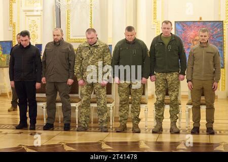 Kiew, Ukraine. Oktober 2023. Von links nach rechts: Sekretär des Nationalen Sicherheits- und Verteidigungsrats der Ukraine, Oleksiy Danilow, Verteidigungsminister Rustem Umerov, Leiter des Sicherheitsdienstes, Vasyl Maliuk, Oberbefehlshaber der Streitkräfte, Valerij Zaluschny, Generalstabschef Serhiy Shaptala und Berater des Nationalen Sicherheitsdienstes Roman Mashovet, Zentrum, steht für die Nationalhymne während einer Zeremonie des Goldenen Sternenordens für Heldenfamilien im Mariinski-Palast am 27. Oktober 2023 in Kiew, Ukraine. Kredit: Ukrainischer Ratsvorsitz/Pressestelle Des Ukrainischen Präsidenten/Alamy Live News Stockfoto