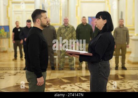 Kiew, Ukraine. Oktober 2023. Der ukrainische Präsident Wolodymyr Zelenskyj, links, präsentiert die Familie eines Militärhelden, den Goldenen Sternenorden, während einer Zeremonie im Mariinski-Palast am 27. Oktober 2023 in Kiew, Ukraine. Kredit: Ukrainischer Ratsvorsitz/Pressestelle Des Ukrainischen Präsidenten/Alamy Live News Stockfoto