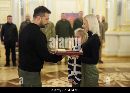 Kiew, Ukraine. Oktober 2023. Der ukrainische Präsident Wolodymyr Zelenskyj, links, präsentiert die Familie eines Militärhelden, den Goldenen Sternenorden, während einer Zeremonie im Mariinski-Palast am 27. Oktober 2023 in Kiew, Ukraine. Kredit: Ukrainischer Ratsvorsitz/Pressestelle Des Ukrainischen Präsidenten/Alamy Live News Stockfoto