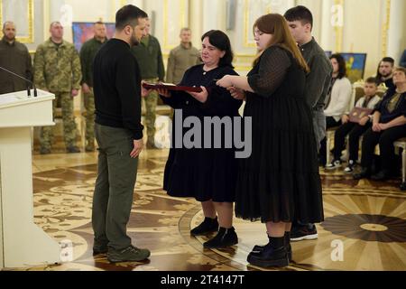 Kiew, Ukraine. Oktober 2023. Der ukrainische Präsident Wolodymyr Zelenskyj, links, präsentiert die Familie eines Militärhelden, den Goldenen Sternenorden, während einer Zeremonie im Mariinski-Palast am 27. Oktober 2023 in Kiew, Ukraine. Kredit: Ukrainischer Ratsvorsitz/Pressestelle Des Ukrainischen Präsidenten/Alamy Live News Stockfoto