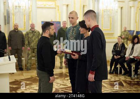 Kiew, Ukraine. Oktober 2023. Der ukrainische Präsident Wolodymyr Zelenskyj, links, präsentiert die Familie eines Militärhelden, den Goldenen Sternenorden, während einer Zeremonie im Mariinski-Palast am 27. Oktober 2023 in Kiew, Ukraine. Kredit: Ukrainischer Ratsvorsitz/Pressestelle Des Ukrainischen Präsidenten/Alamy Live News Stockfoto