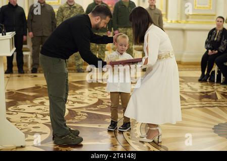 Kiew, Ukraine. Oktober 2023. Der ukrainische Präsident Wolodymyr Zelenskyj, links, präsentiert die Familie eines Militärhelden, den Goldenen Sternenorden, während einer Zeremonie im Mariinski-Palast am 27. Oktober 2023 in Kiew, Ukraine. Kredit: Ukrainischer Ratsvorsitz/Pressestelle Des Ukrainischen Präsidenten/Alamy Live News Stockfoto