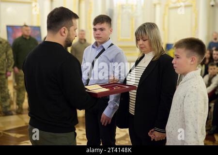 Kiew, Ukraine. Oktober 2023. Der ukrainische Präsident Wolodymyr Zelenskyj, links, präsentiert die Familie eines Militärhelden, den Goldenen Sternenorden, während einer Zeremonie im Mariinski-Palast am 27. Oktober 2023 in Kiew, Ukraine. Kredit: Ukrainischer Ratsvorsitz/Pressestelle Des Ukrainischen Präsidenten/Alamy Live News Stockfoto