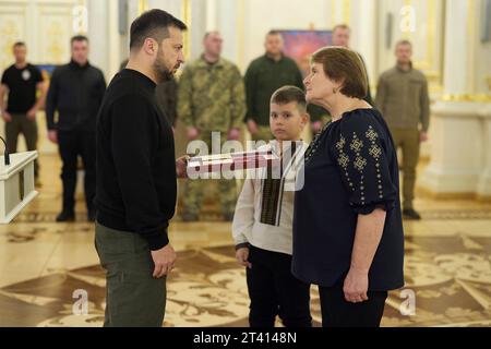 Kiew, Ukraine. Oktober 2023. Der ukrainische Präsident Wolodymyr Zelenskyj, links, präsentiert die Familie eines Militärhelden, den Goldenen Sternenorden, während einer Zeremonie im Mariinski-Palast am 27. Oktober 2023 in Kiew, Ukraine. Kredit: Ukrainischer Ratsvorsitz/Pressestelle Des Ukrainischen Präsidenten/Alamy Live News Stockfoto