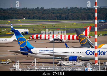 Flughafen Düsseldorf, NRW, Condor Boeing 757-300 Flieger auf dem Vorfeld und dem Taxiway zum Start, Luftverkehr DUS *** Flughafen Düsseldorf, NRW, Condor Boeing 757 300 Flugzeug auf dem Vorfeld und Rollweg zum Start, Air Traffic DUS Credit: Imago/Alamy Live News Stockfoto