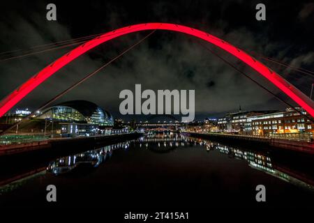Brücken über den Tyne bei Nacht, Newcastle Stockfoto