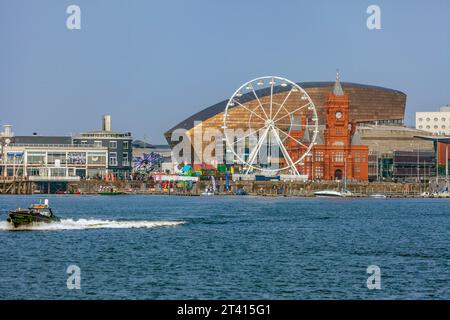 Cardiff Bay, einschließlich Cardfiff Eye, Wales Millennium Centre, Pierhead Building und Senedd, South Wales Stockfoto