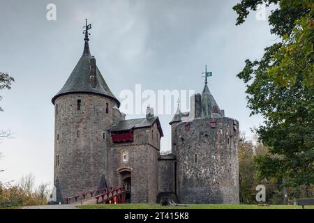 Zugbrücke und Eintritt zu Castle Coch, dem „Red Castle“, in der Nähe von Cardiff, Wales Stockfoto