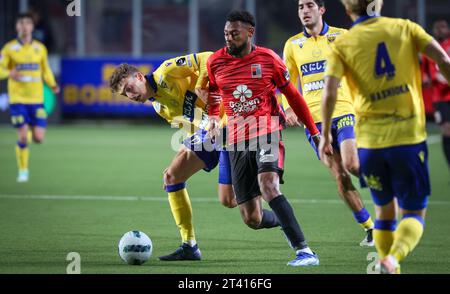 Sint Truiden, Belgien. Oktober 2023. Mathias Delorge und Rwdms Jeff reine-Adelaide kämpfen um den Ball während eines Fußballspiels zwischen Sint-Truidense VV und RWD Molenbeek am Freitag, den 27. Oktober 2023 in Sint-Truiden, am 12. Tag der ersten Liga der Jupiler Pro League 2023-2024. BELGA PHOTO VIRGINIE LEFOUR Credit: Belga News Agency/Alamy Live News Stockfoto