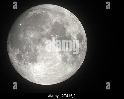 Sheerness, Kent, Großbritannien. Oktober 2023. Wetter in Großbritannien: Der fast volle Hunter's Moon am späten Abendhimmel über Sheerness, Kent. Quelle: James Bell/Alamy Live News Stockfoto