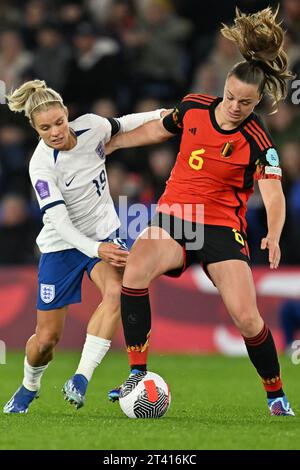 Leicester, Großbritannien. Oktober 2023. Die Engländerin Rachel Daly und die Belgierin Tine de Caigny kämpfen um den Ball während eines Fußballspiels zwischen England und Belgiens Frauennationalmannschaft Red Flames, Spiel 3/6 in der Gruppe A1 der UEFA Women's Nations League 2023-2024, am Freitag, den 27. Oktober 2023 in Leicester, Großbritannien. BELGA FOTO DAVID CATRY Credit: Belga News Agency/Alamy Live News Stockfoto