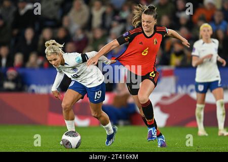 Leicester, Großbritannien. Oktober 2023. Die Engländerin Rachel Daly und die Belgierin Tine de Caigny kämpfen um den Ball während eines Fußballspiels zwischen England und Belgiens Frauennationalmannschaft Red Flames, Spiel 3/6 in der Gruppe A1 der UEFA Women's Nations League 2023-2024, am Freitag, den 27. Oktober 2023 in Leicester, Großbritannien. BELGA FOTO DAVID CATRY Credit: Belga News Agency/Alamy Live News Stockfoto