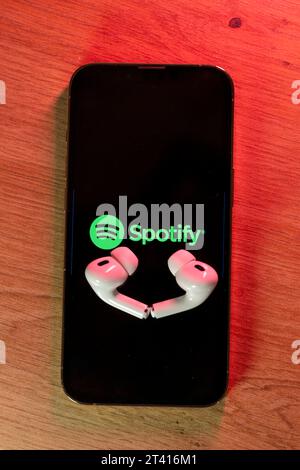 26.10.2023, Musikstreaming mit Spotify auf dem iPhone von Apple. Bei Spotify kann man sich Online Lieder anhören, auch unterwegs mit Ohrhörer. 26.10.2023, Spotify 26.10.2023, Spotify *** 26 10 2023, Musik-Streaming mit Spotify auf Apple iPhone mit Spotify, Sie können Songs online hören, sogar unterwegs mit Ohrstöpseln 26 10 2023, Spotify 26 10 2023, Spotify Credit: Imago/Alamy Live News Stockfoto