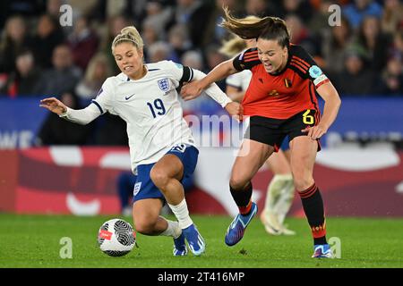 Leicester, Großbritannien. Oktober 2023. Die Engländerin Rachel Daly und die Belgierin Tine de Caigny kämpfen um den Ball während eines Fußballspiels zwischen England und Belgiens Frauennationalmannschaft Red Flames, Spiel 3/6 in der Gruppe A1 der UEFA Women's Nations League 2023-2024, am Freitag, den 27. Oktober 2023 in Leicester, Großbritannien. BELGA FOTO DAVID CATRY Credit: Belga News Agency/Alamy Live News Stockfoto